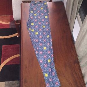 Tall and curvy LuLaRoe patterned leggings
